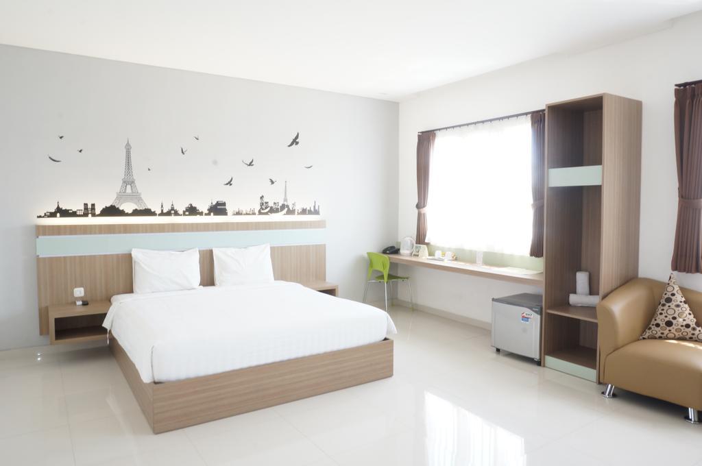 Rumah Cassa Guest House Surabaya Bagian luar foto