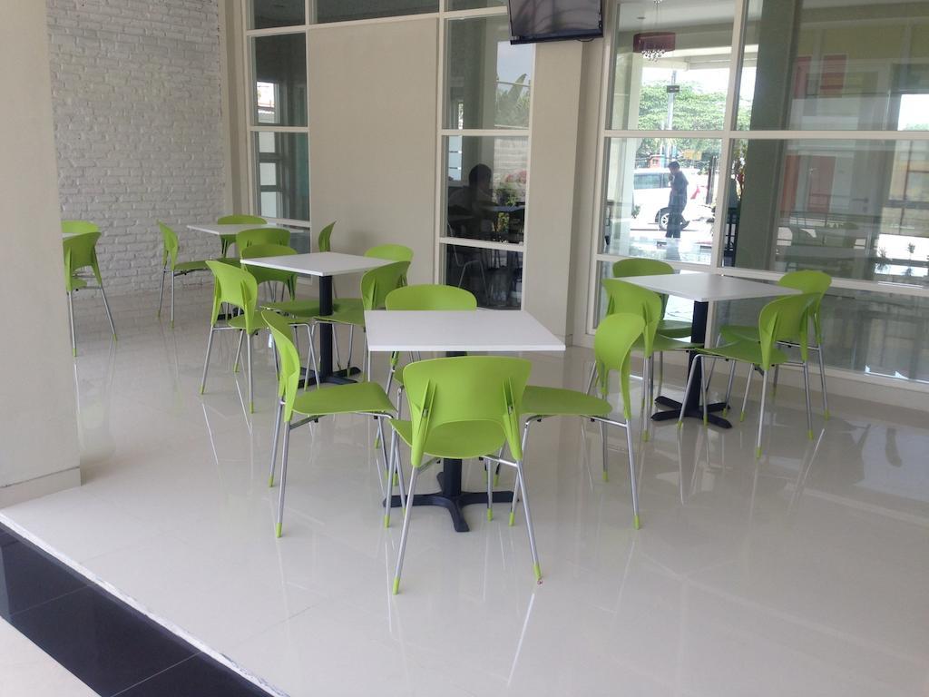 Rumah Cassa Guest House Surabaya Bagian luar foto