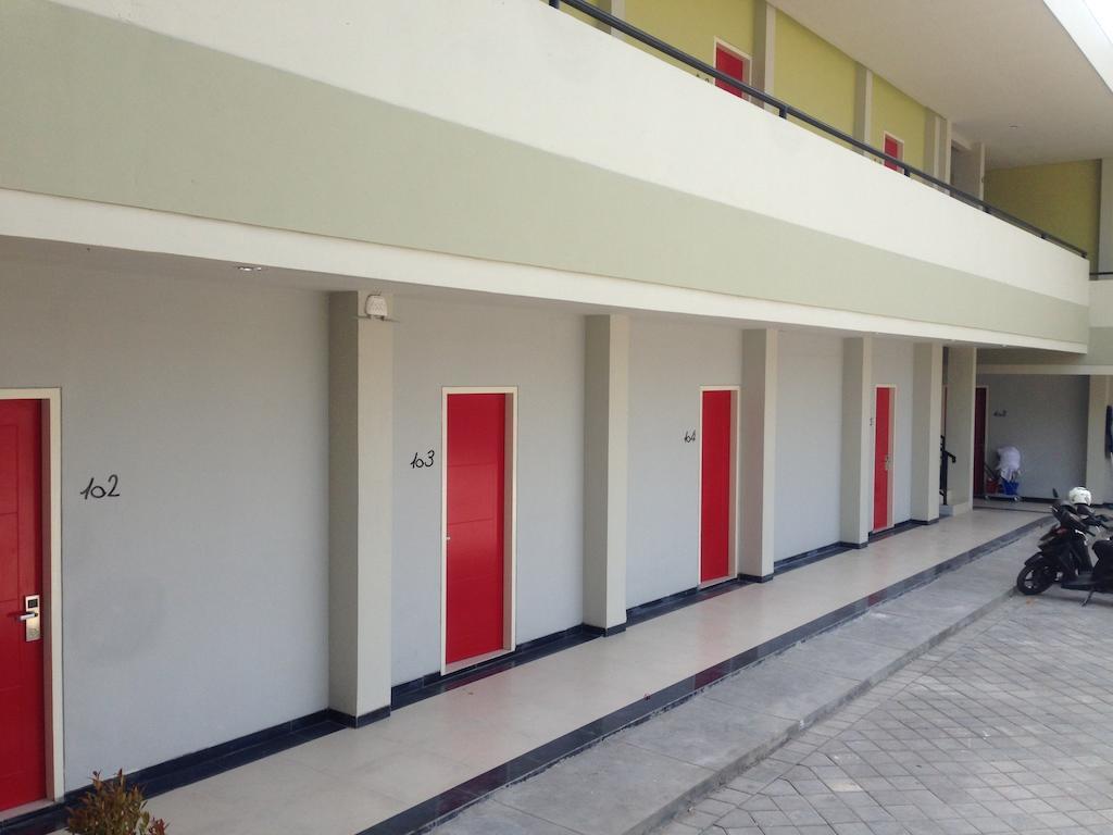 Rumah Cassa Guest House Surabaya Bagian luar foto