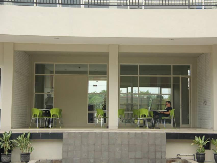 Rumah Cassa Guest House Surabaya Bagian luar foto